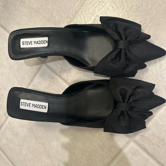 Steve Madden Black Bow Mules - Picture 4 of 6